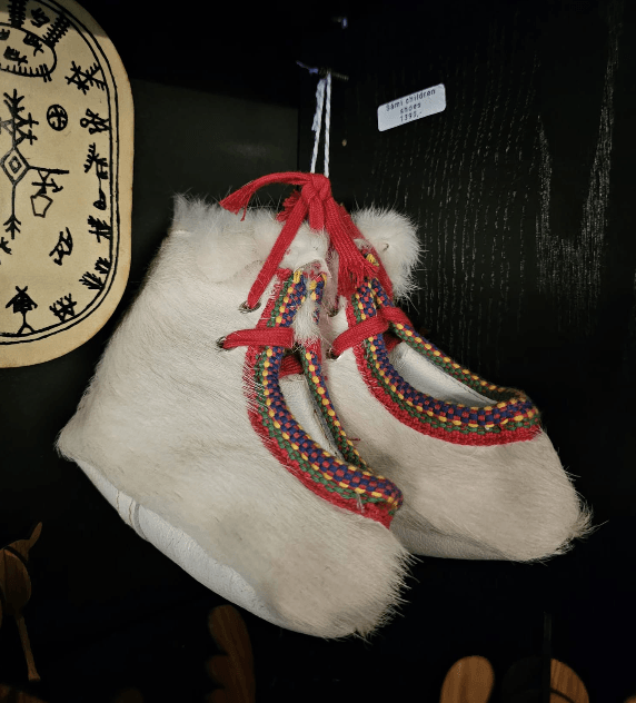 Sàmi children shoes in reindeer fur