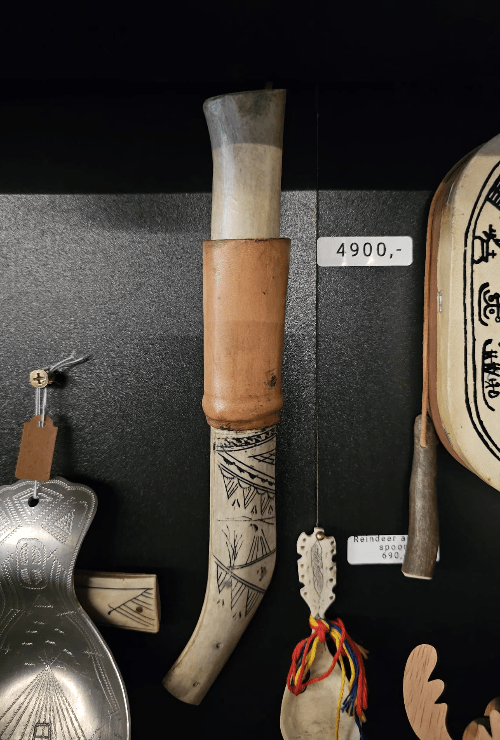 Sàmi knife, reindeer leather, bones and antler