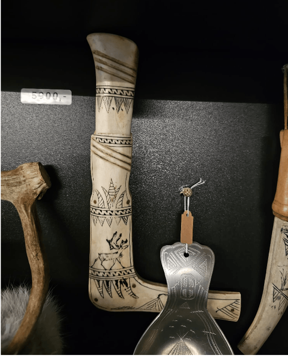 PREMIUM sàmi knife carved in full reindeer antler