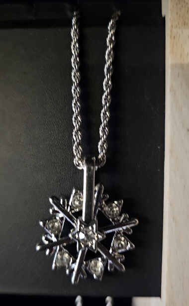 Spinning snowflake necklace