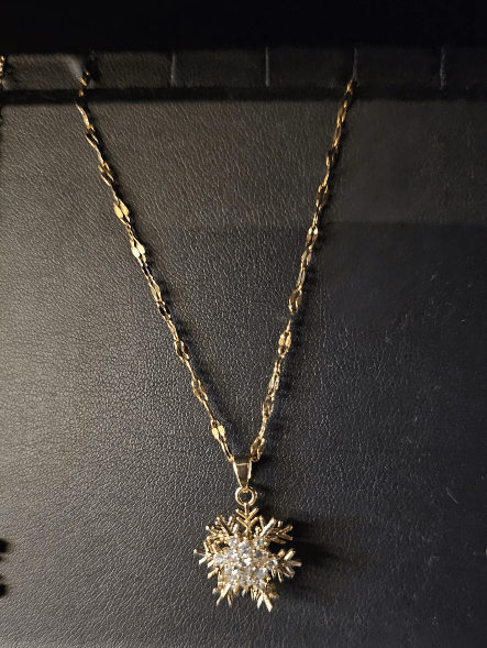 Spinning snowflake gold necklace